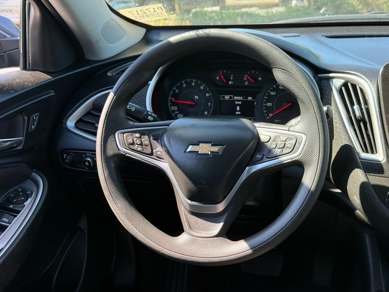 Chevrolet Malibu Vehicle Full-screen Gallery Image 12