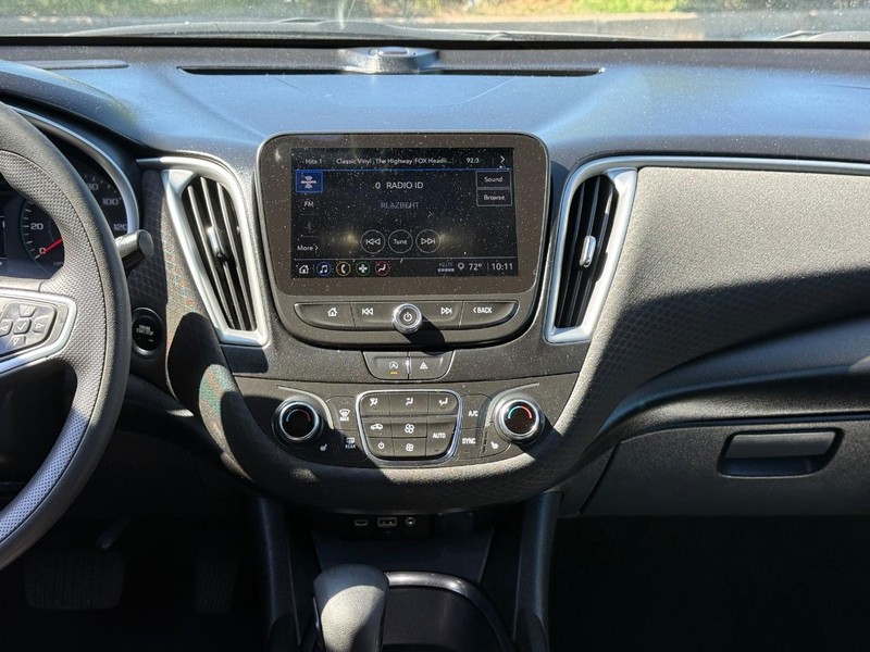 Chevrolet Malibu Vehicle Full-screen Gallery Image 13