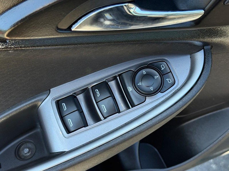 Chevrolet Malibu Vehicle Full-screen Gallery Image 16