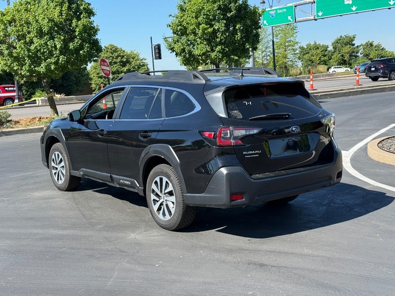Subaru Outback Vehicle Full-screen Gallery Image 3