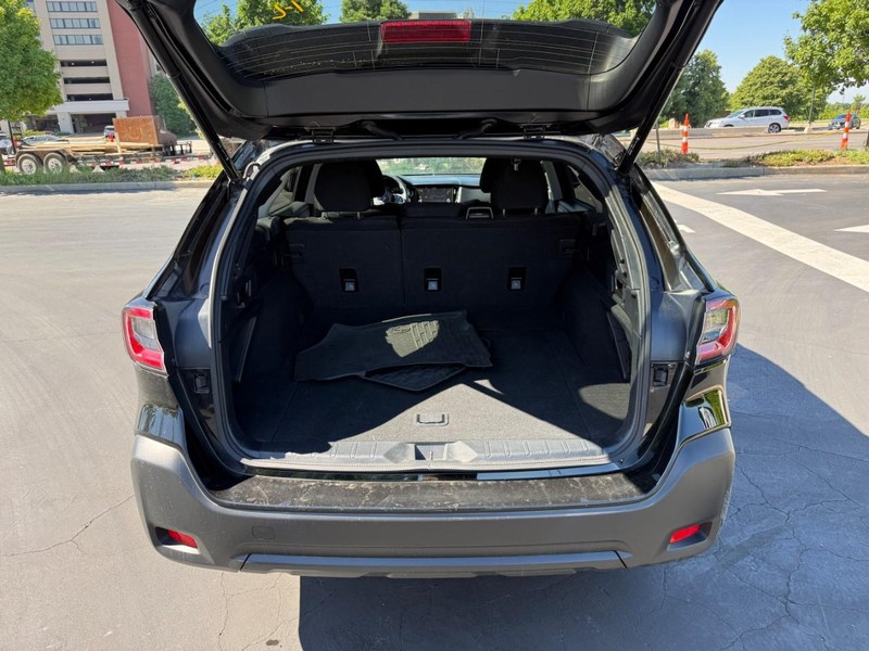 Subaru Outback Vehicle Full-screen Gallery Image 6