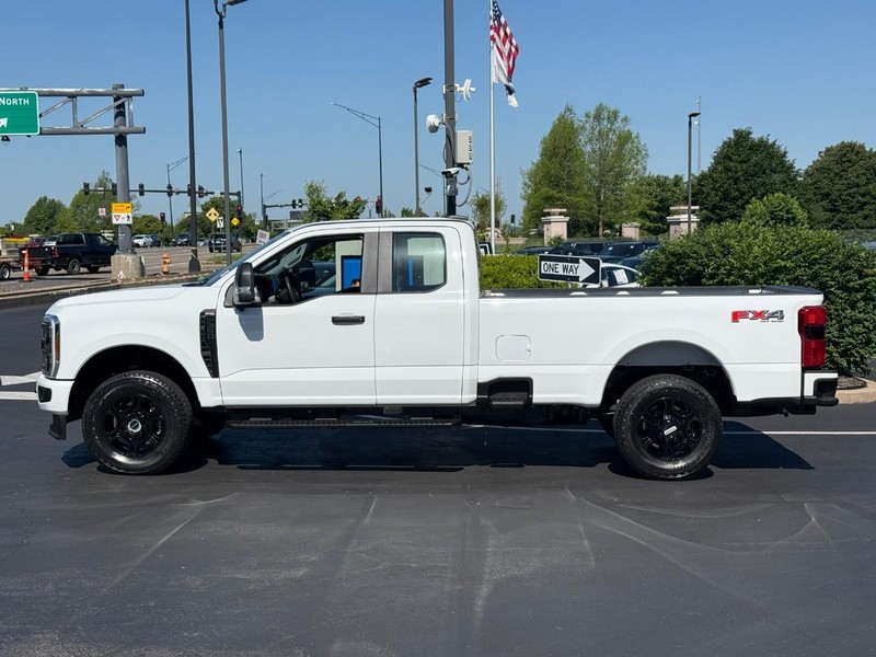 Ford Super Duty F-350 SRW Vehicle Full-screen Gallery Image 2