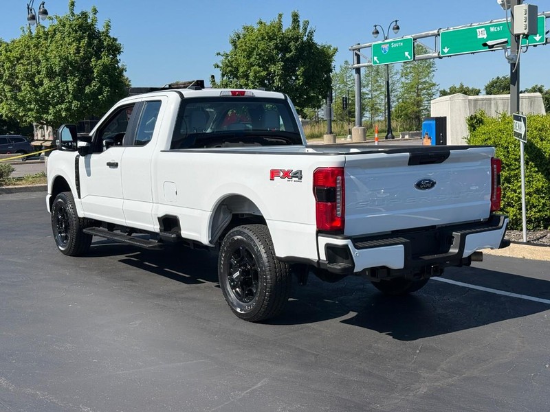 Ford Super Duty F-350 SRW Vehicle Full-screen Gallery Image 3