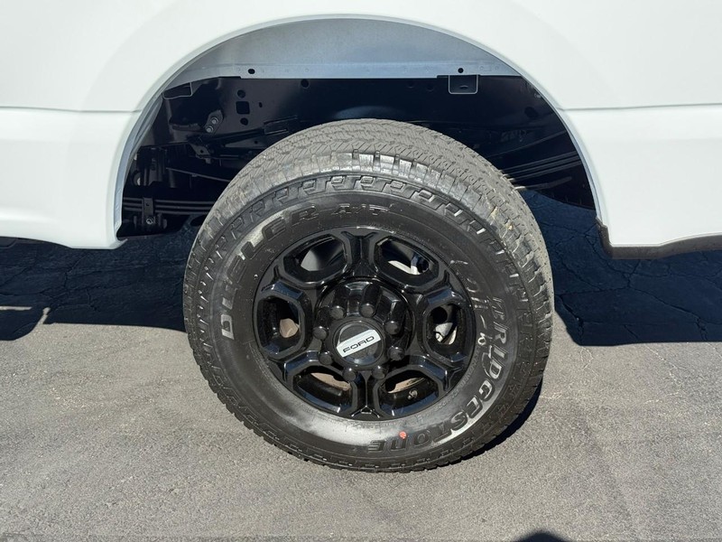 Ford Super Duty F-350 SRW Vehicle Full-screen Gallery Image 4