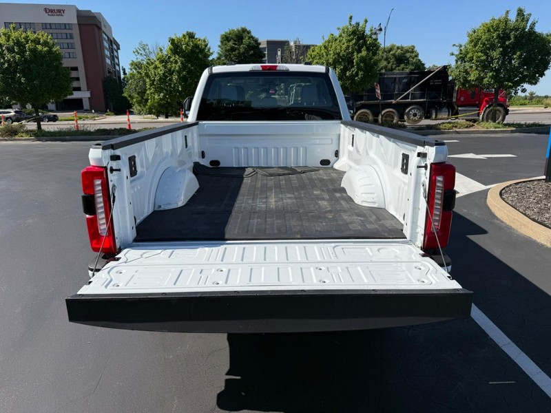 Ford Super Duty F-350 SRW Vehicle Full-screen Gallery Image 5