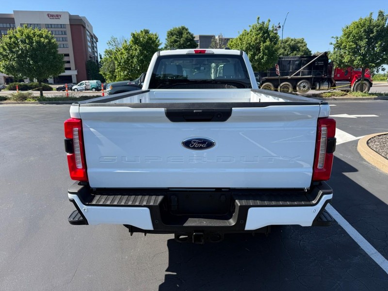 Ford Super Duty F-350 SRW Vehicle Full-screen Gallery Image 6