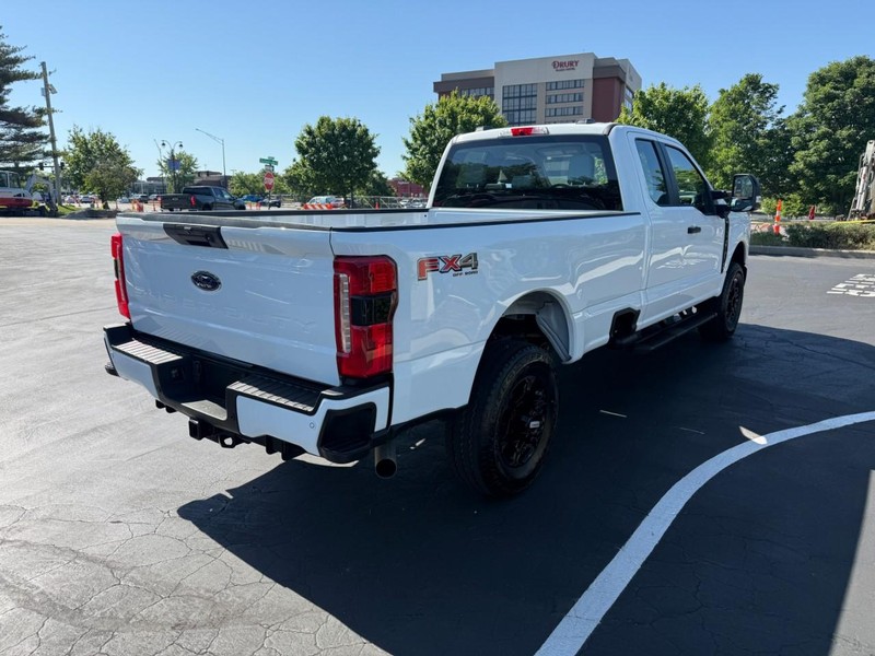 Ford Super Duty F-350 SRW Vehicle Full-screen Gallery Image 7