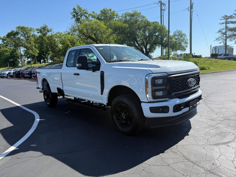 Ford Super Duty F-350 SRW Vehicle Full-screen Gallery Image 8