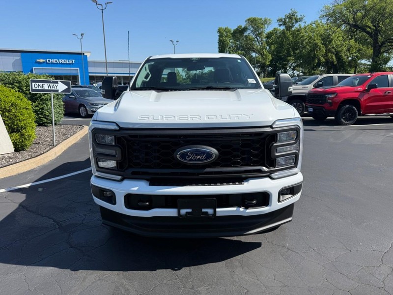 Ford Super Duty F-350 SRW Vehicle Full-screen Gallery Image 9
