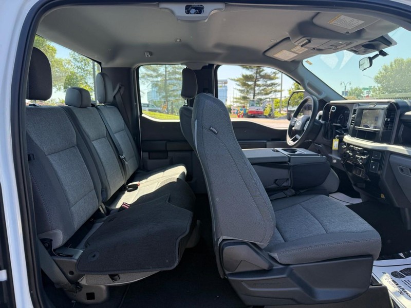 Ford Super Duty F-350 SRW Vehicle Full-screen Gallery Image 10