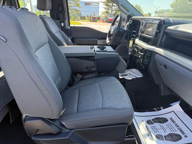 Ford Super Duty F-350 SRW Vehicle Full-screen Gallery Image 11