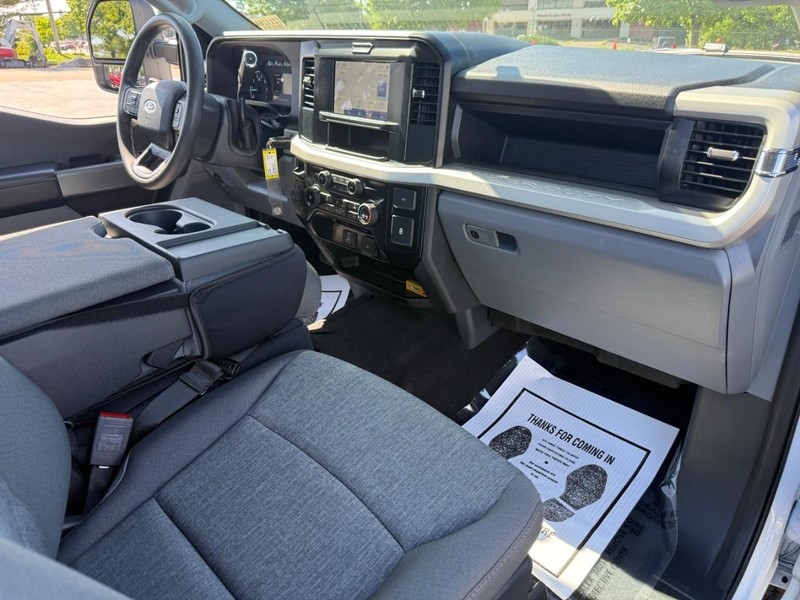 Ford Super Duty F-350 SRW Vehicle Full-screen Gallery Image 12