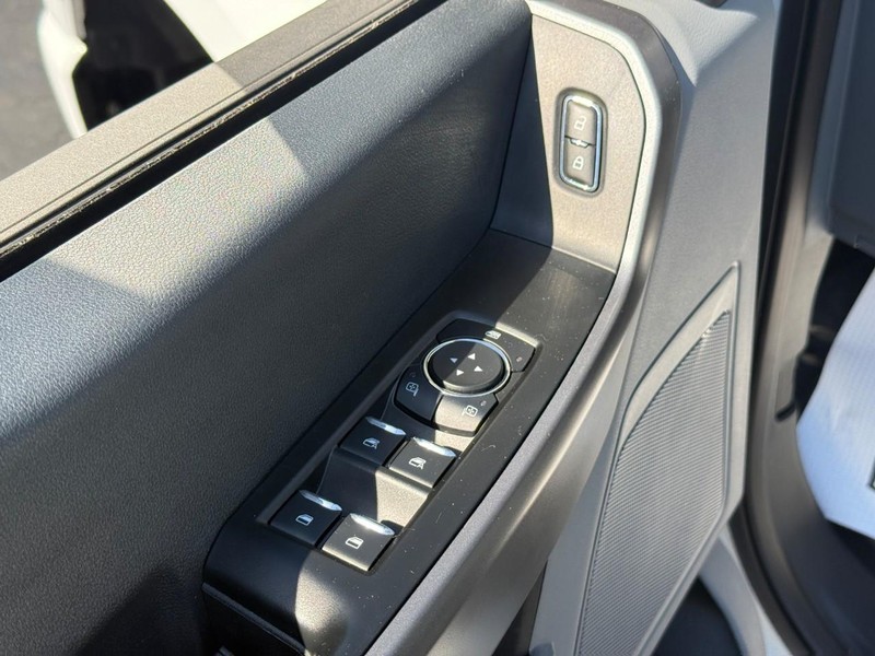 Ford Super Duty F-350 SRW Vehicle Full-screen Gallery Image 13