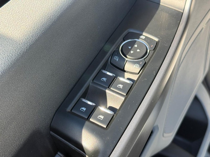 Ford Super Duty F-350 SRW Vehicle Full-screen Gallery Image 14