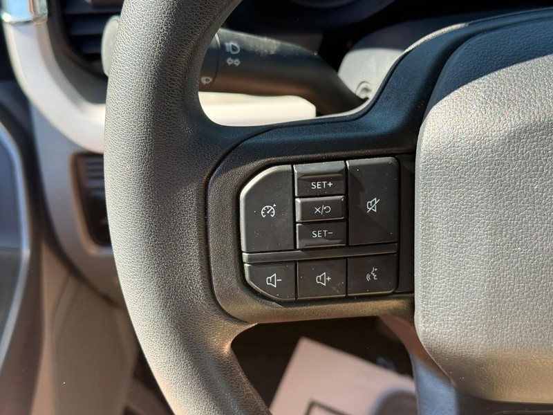 Ford Super Duty F-350 SRW Vehicle Full-screen Gallery Image 17