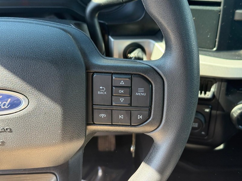 Ford Super Duty F-350 SRW Vehicle Full-screen Gallery Image 18