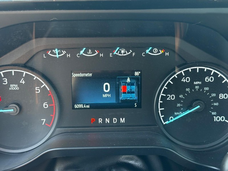Ford Super Duty F-350 SRW Vehicle Full-screen Gallery Image 19
