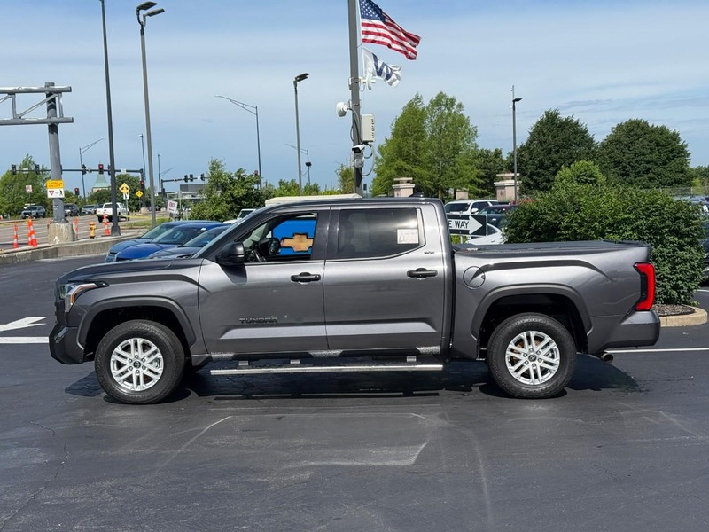 Toyota Tundra 4WD Vehicle Full-screen Gallery Image 2