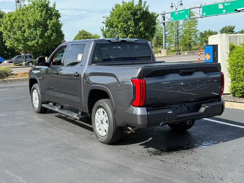 Toyota Tundra 4WD Vehicle Full-screen Gallery Image 3