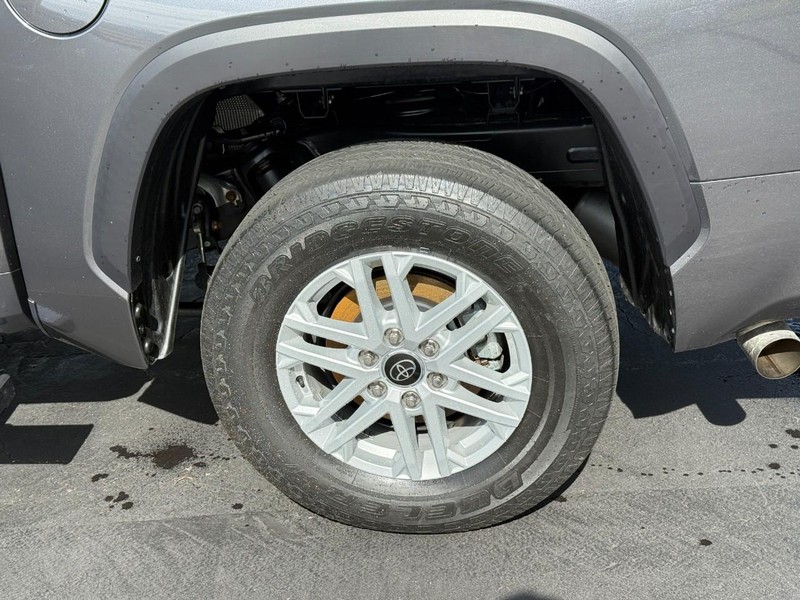 Toyota Tundra 4WD Vehicle Full-screen Gallery Image 4