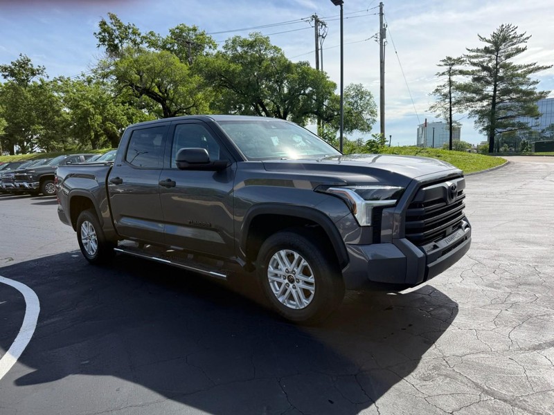 Toyota Tundra 4WD Vehicle Full-screen Gallery Image 8