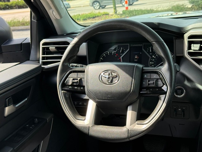Toyota Tundra 4WD Vehicle Full-screen Gallery Image 12