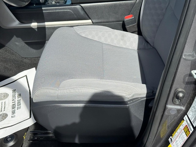 Toyota Tundra 4WD Vehicle Full-screen Gallery Image 16
