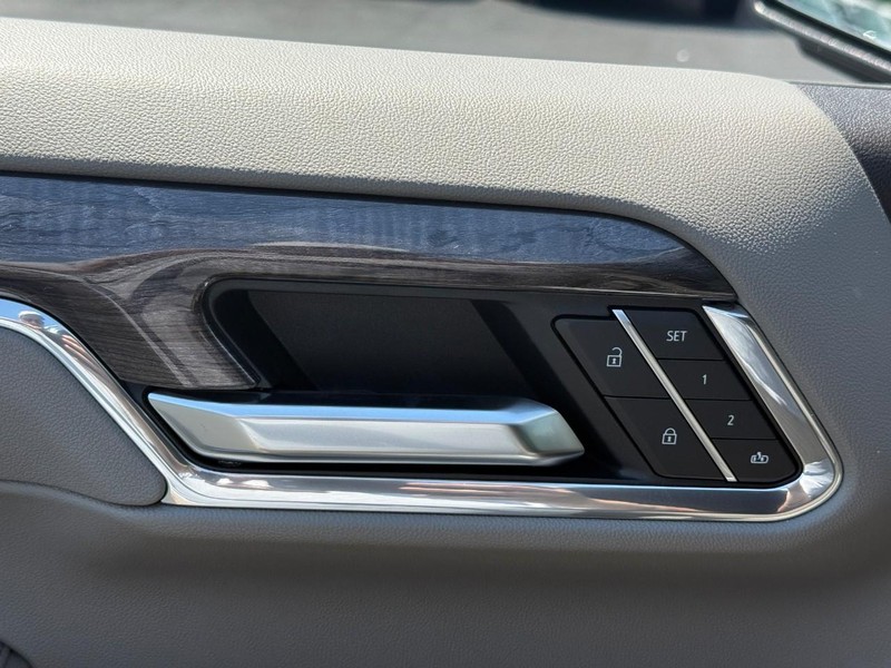Chevrolet Silverado 1500 Vehicle Full-screen Gallery Image 12
