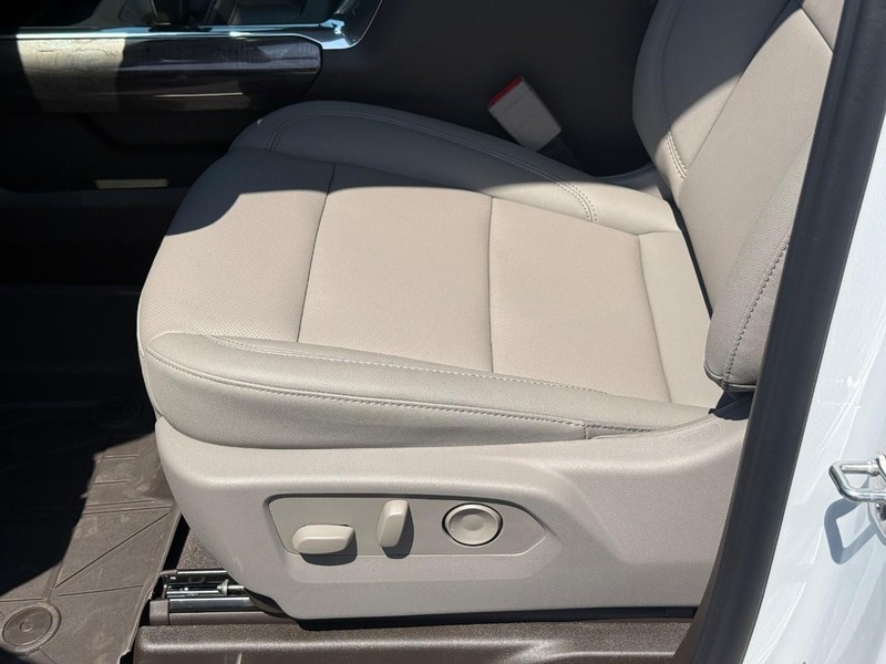 Chevrolet Silverado 1500 Vehicle Full-screen Gallery Image 13