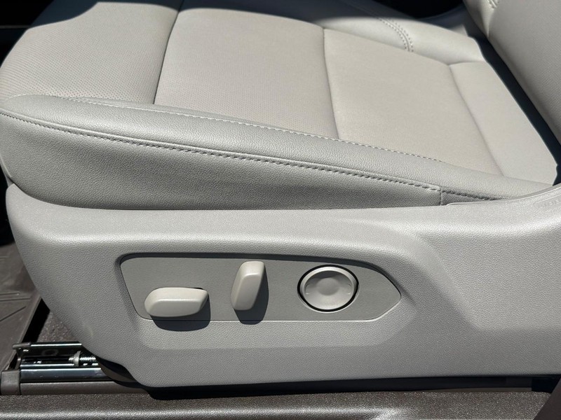 Chevrolet Silverado 1500 Vehicle Full-screen Gallery Image 14