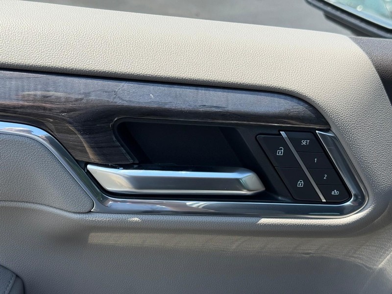 Chevrolet Silverado 1500 Vehicle Full-screen Gallery Image 12