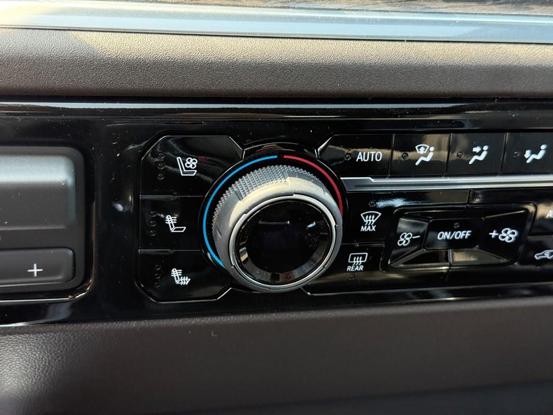 Chevrolet Silverado 1500 Vehicle Full-screen Gallery Image 18