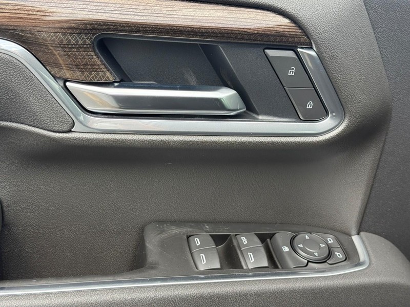 Chevrolet Silverado 1500 Vehicle Full-screen Gallery Image 12
