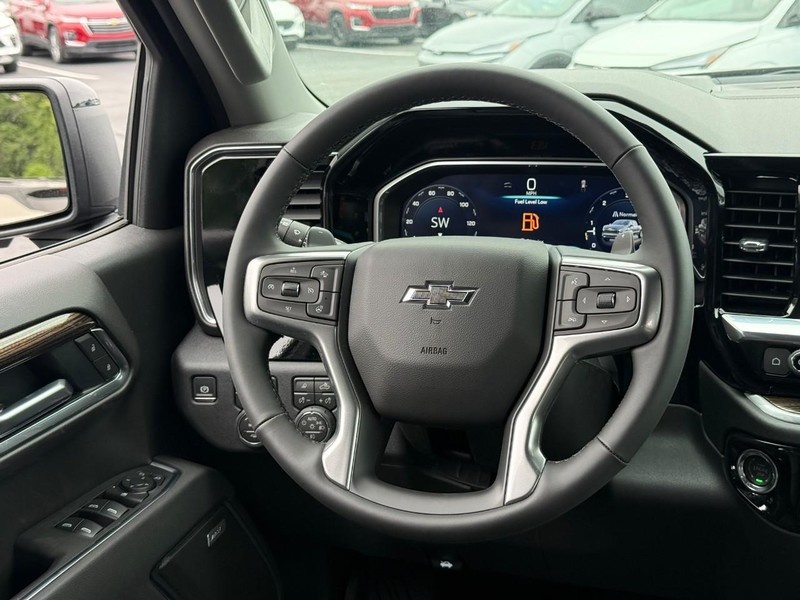 Chevrolet Silverado 1500 Vehicle Full-screen Gallery Image 9