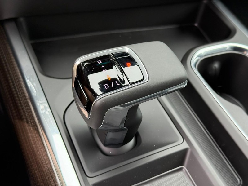 Chevrolet Silverado 1500 Vehicle Full-screen Gallery Image 17