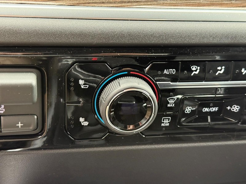 Chevrolet Silverado 1500 Vehicle Full-screen Gallery Image 18