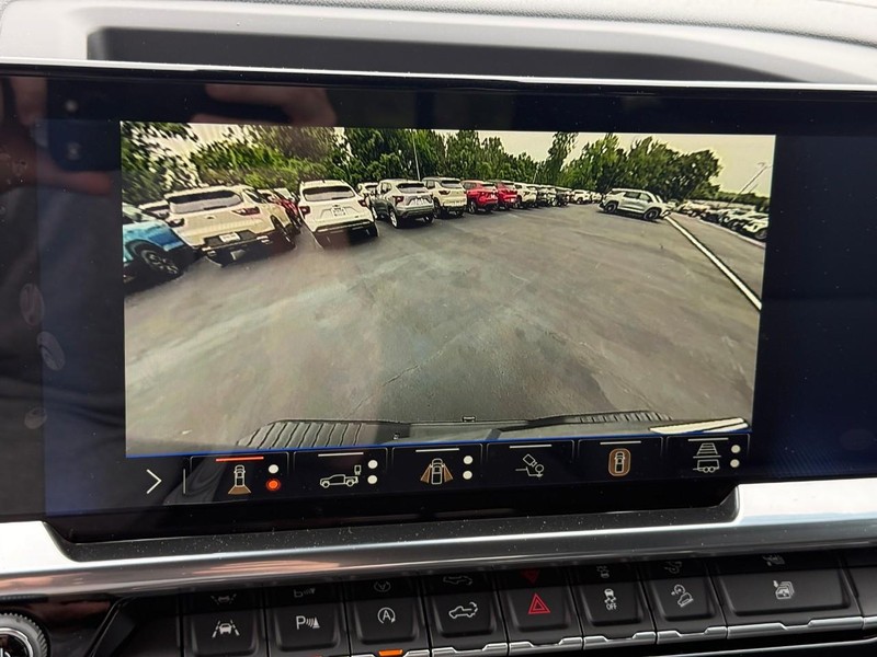 Chevrolet Silverado 1500 Vehicle Full-screen Gallery Image 19
