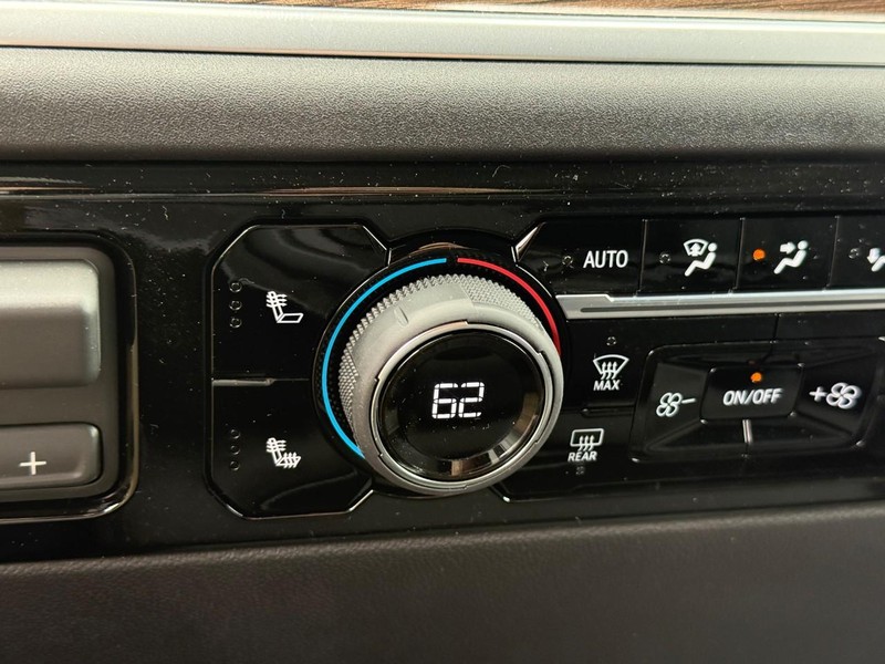 Chevrolet Silverado 1500 Vehicle Full-screen Gallery Image 16