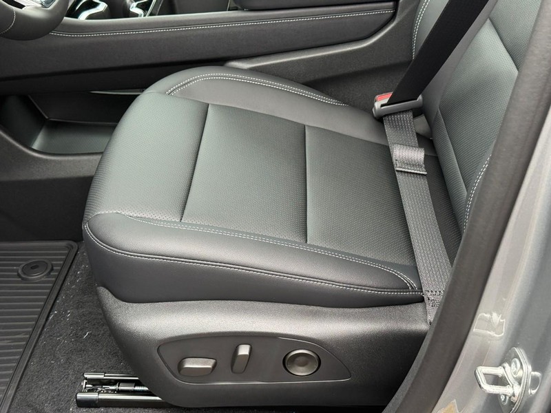 Chevrolet Traverse Vehicle Full-screen Gallery Image 12