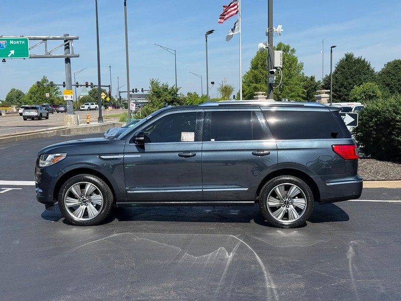 Lincoln Navigator Vehicle Full-screen Gallery Image 2
