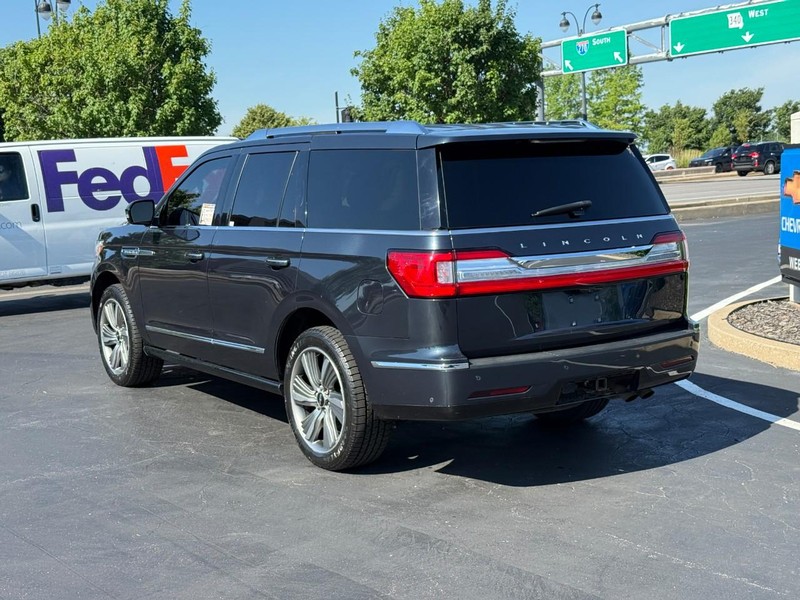 Lincoln Navigator Vehicle Full-screen Gallery Image 3