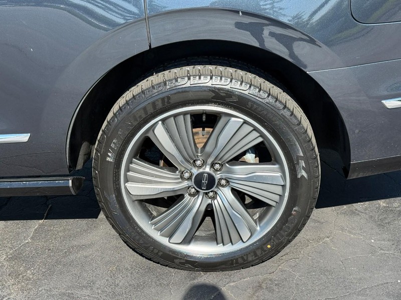 Lincoln Navigator Vehicle Full-screen Gallery Image 4