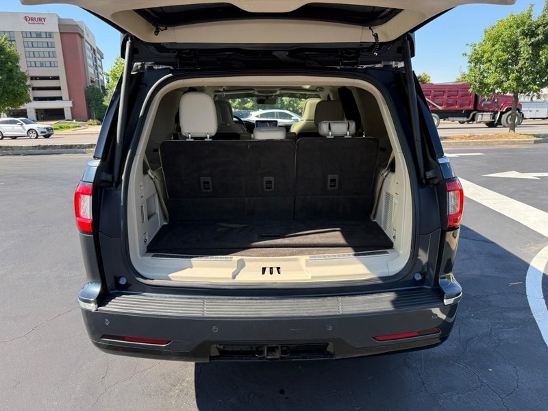 Lincoln Navigator Vehicle Full-screen Gallery Image 5