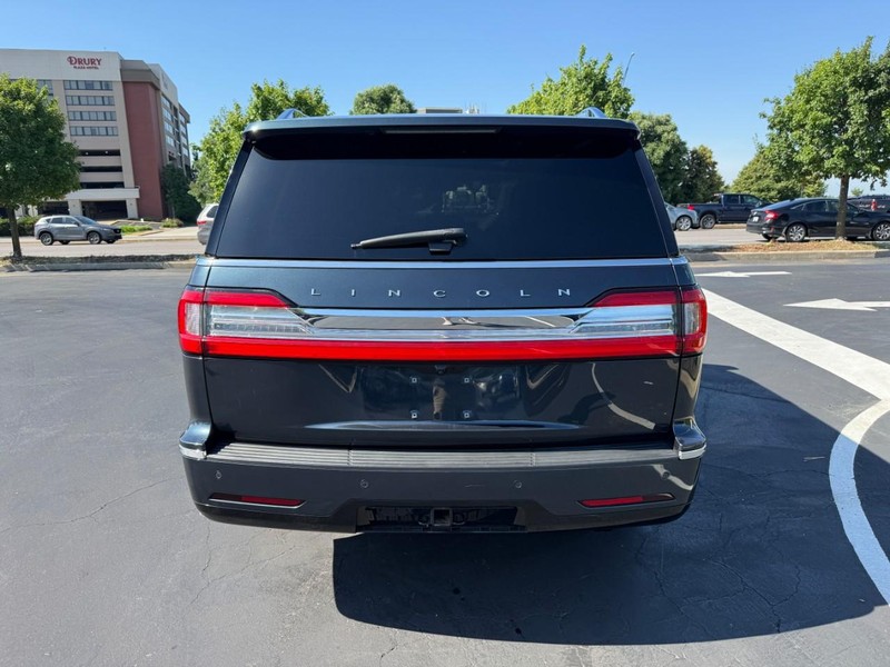 Lincoln Navigator Vehicle Full-screen Gallery Image 6