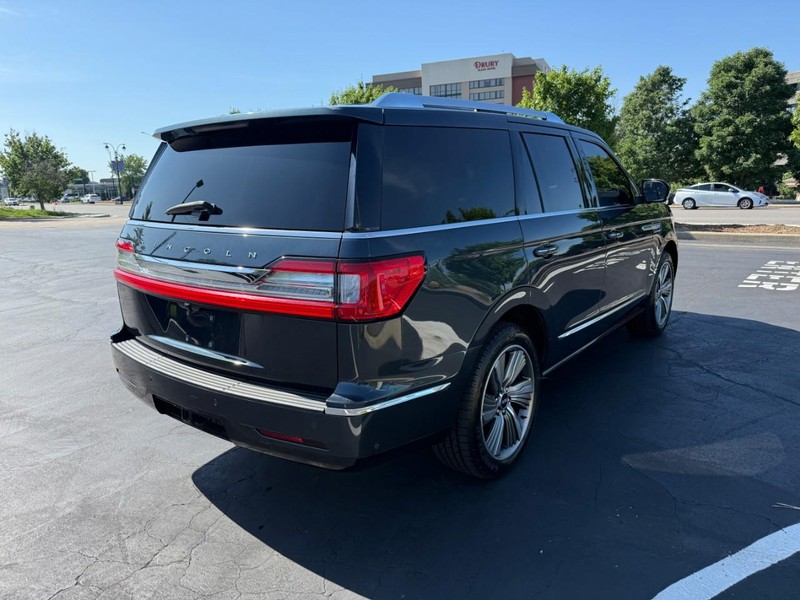 Lincoln Navigator Vehicle Full-screen Gallery Image 7