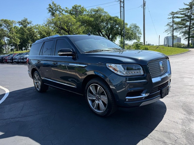 Lincoln Navigator Vehicle Full-screen Gallery Image 8