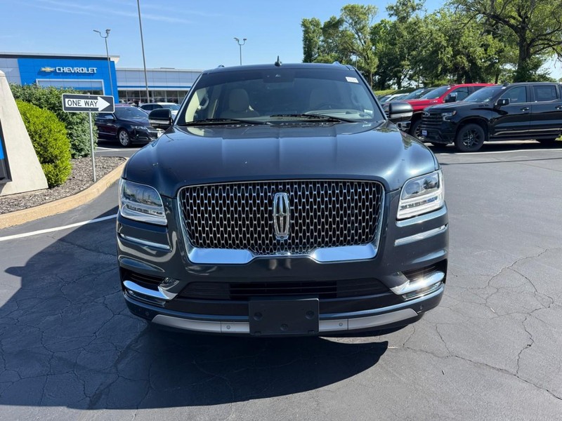 Lincoln Navigator Vehicle Full-screen Gallery Image 9