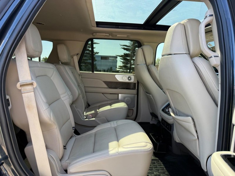 Lincoln Navigator Vehicle Full-screen Gallery Image 10