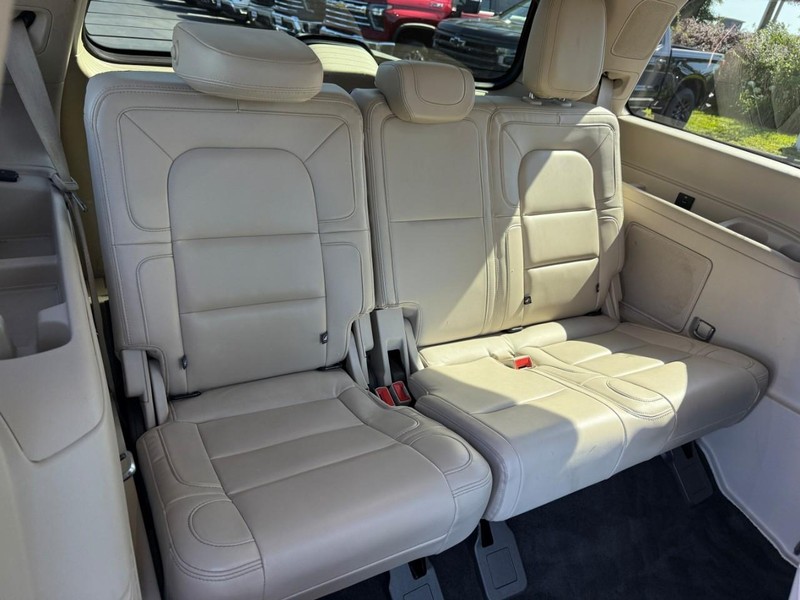 Lincoln Navigator Vehicle Full-screen Gallery Image 11