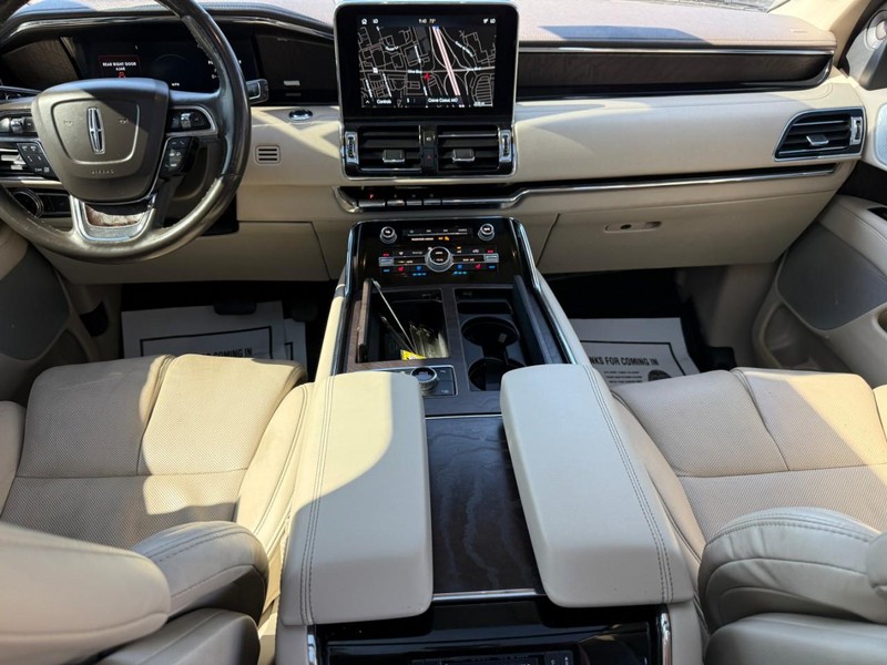 Lincoln Navigator Vehicle Full-screen Gallery Image 12